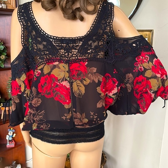 Brand New Guess Black Cold Shoulder Crochet Lace Top w/ Red Rose Floral Design - Picture 5 of 15